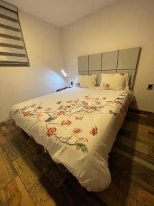 モレリアにあるDepartamento Chapultepecのベッドルーム1室(花柄のベッドカバー付きの大型ベッド1台付) +5枚の写真