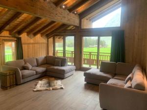 Ein Sitzbereich in der Unterkunft Alpine Chalet with Spa and pets, cleaning included