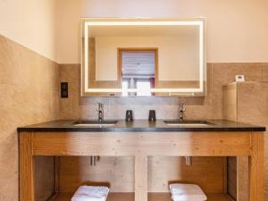 ein Badezimmer mit zwei Waschbecken und einem großen Spiegel in der Unterkunft Alpine Chalet with Spa and pets, cleaning included in Champagny-en-Vanoise