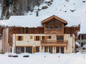 ein Haus mit Schnee auf dem Dach in der Unterkunft Alpine Chalet with Spa and pets, cleaning included in Champagny-en-Vanoise