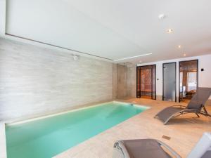 ein Pool in einem Haus mit zwei Stühlen in der Unterkunft Alpine Chalet with Spa and pets, cleaning included in Champagny-en-Vanoise