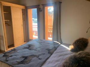 Ein Bett oder Betten in einem Zimmer der Unterkunft Alpine Chalet with Spa and pets, cleaning included