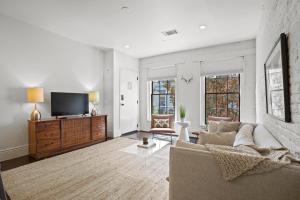 新奥尔良Charming Cbd 4br On Gravier Near Jazz & Dining的带沙发和平面电视的客厅