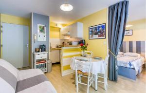 ein Zimmer mit zwei Betten und einem Tisch und einer Küche in der Unterkunft Amazing Apartment In La Rochelle With Wifi in La Rochelle