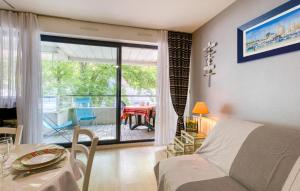 ein Wohnzimmer mit Couch und Tisch und ein Balkon in der Unterkunft Amazing Apartment In La Rochelle With Wifi in La Rochelle