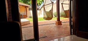 Un jardín fuera de Accommodation-House in Asunción