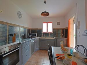 Η κουζίνα ή μικρή κουζίνα στο Luxury Villa with Private Pool in Saint Victor de Malcap