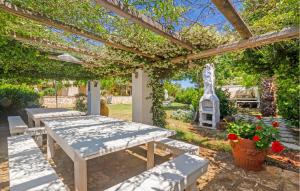 un patio con mesas y una pérgola en Casal Del Borgo 2, en Ostuni