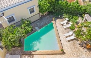 Una vista aérea de una piscina en una casa. en Casal Del Borgo 2, en Ostuni