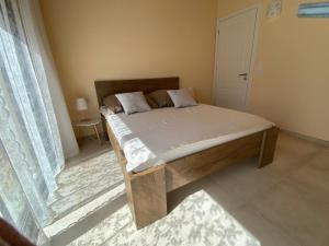 a bed in a room with a large window at Villa Sunrise in Chrisokellaria