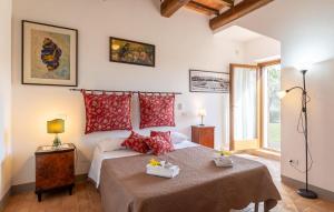 A bed or beds in a room at Castello Di Petroro