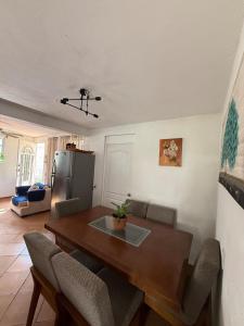 Ruang duduk di Casa Madrigal-Pool - HiveNB