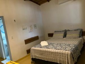 um quarto com uma cama em um quarto em Vila Goa em Cruz