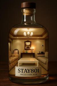 una bottiglia di whisky con un rendering di un soggiorno di Stay 801 a Suwon Altre 84 foto