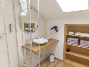 un baño con lavabo y ducha en Holiday apartment with 2 bedrooms, en Garmisch-Partenkirchen 10 fotos más