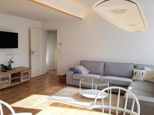 una sala de estar con un sofá y una mesa en Holiday apartment with 2 bedrooms, en Garmisch-Partenkirchen