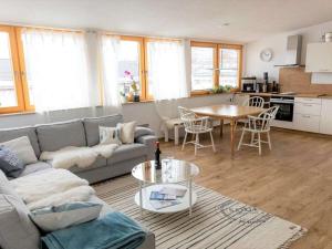 una sala de estar con un sofá y una mesa en Holiday apartment with 2 bedrooms, en Garmisch-Partenkirchen