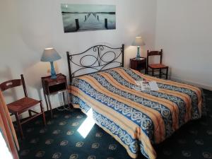 una stanza d'albergo con un letto e due sedie di Quend-Plage Apartment with Pool, cleaning included a Quend-Plage