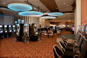 Un casino en el hotel o alrededores