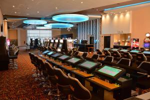 Un casino en el hotel o alrededores