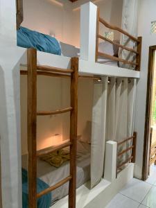 クタにあるAnjani Surf & Yoga Lodgeの部屋に二段ベッドがいくつかある