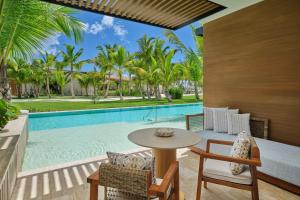 Bazén v ubytování The St. Regis Cap Cana Resort nebo v jeho okolí
