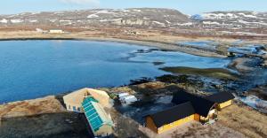 una vista aérea de una casa junto a un cuerpo de agua en Berlevåg Motell AS, en Berlevåg 46 fotos más