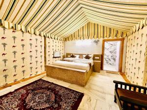 Postel nebo postele na pokoji v ubytování Jaisalmer Sand Dunes Luxury Camp And Resort + 37 fotografií