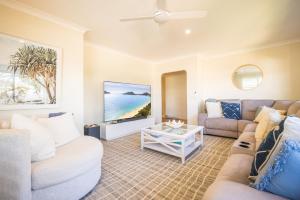 Χώρος καθιστικού στο 16 Grandview Cl - water views, air con and Wi-Fi