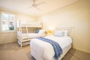 Ένα ή περισσότερα κρεβάτια σε δωμάτιο στο 16 Grandview Cl - water views, air con and Wi-Fi