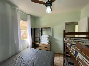 En eller flere senge i et værelse på Ap Luz do Sol 200m Praia Enseada, FEIRINHA, aquário, 3 QUARTOS, garagem, WI-FI