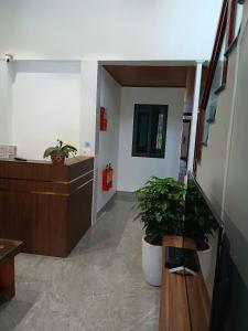een hal met twee potplanten in een kamer bij HoTel Ven Hồ in Thái Thụy