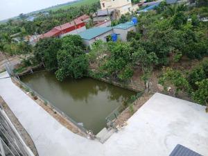 een luchtbeeld van een waterlichaam bij HoTel Ven Hồ in Thái Thụy
