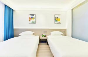 Una cama o camas en una habitación de Like Lijin Bay Hotel