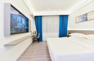 Una cama o camas en una habitación de Like Lijin Bay Hotel