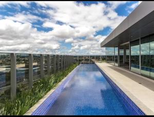 a swimming pool on the roof of a building at Studio com Garagem e Piscina Aquecida Centro in Curitiba