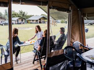 Nice tent lodge on the edge of a forest, cleaning included vendégei