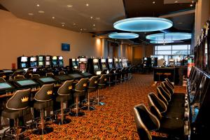 Un casino en el hotel o alrededores