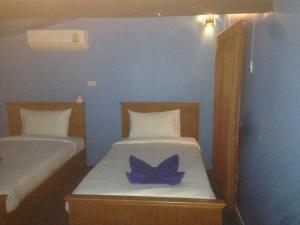 Uma cama ou camas num quarto em The Lazy Bar Guest House
