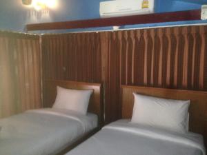 Uma cama ou camas num quarto em The Lazy Bar Guest House