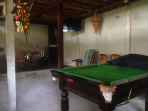 um quarto com uma mesa de bilhar num quarto em The Lazy Bar Guest House em Praia de Ao Nang mais 13 fotografias