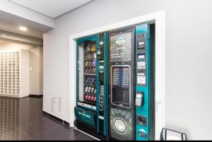クリチバにあるStudio com Garagem 7th avenue Centralの壁のある部屋にある大きな自動販売機