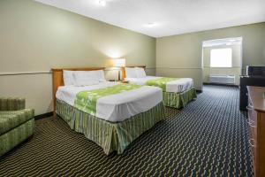 Ένα ή περισσότερα κρεβάτια σε δωμάτιο στο Rodeway Inn & Suites Winter Haven Chain of Lakes