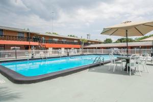 The swimming pool at or close to Rodeway Inn & Suites Winter Haven Chain of Lakes