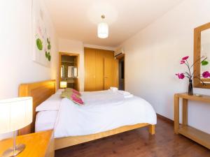 Een bed of bedden in een kamer bij An Idyllic Algarve Home by the Water, cleaning included
