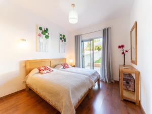 een slaapkamer met twee bedden en een raam bij An Idyllic Algarve Home by the Water, cleaning included in Fuzeta +32 foto's
