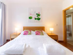 Een bed of bedden in een kamer bij An Idyllic Algarve Home by the Water, cleaning included