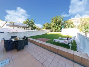 Een tuin van An Idyllic Algarve Home by the Water, cleaning included