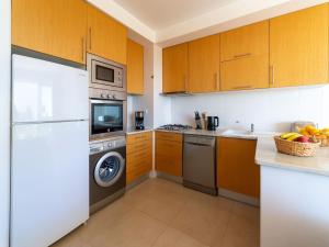 Een keuken of kitchenette bij An Idyllic Algarve Home by the Water, cleaning included