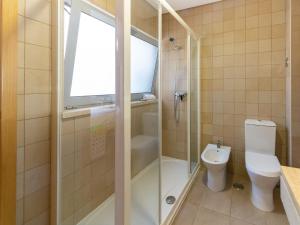 Een badkamer bij An Idyllic Algarve Home by the Water, cleaning included